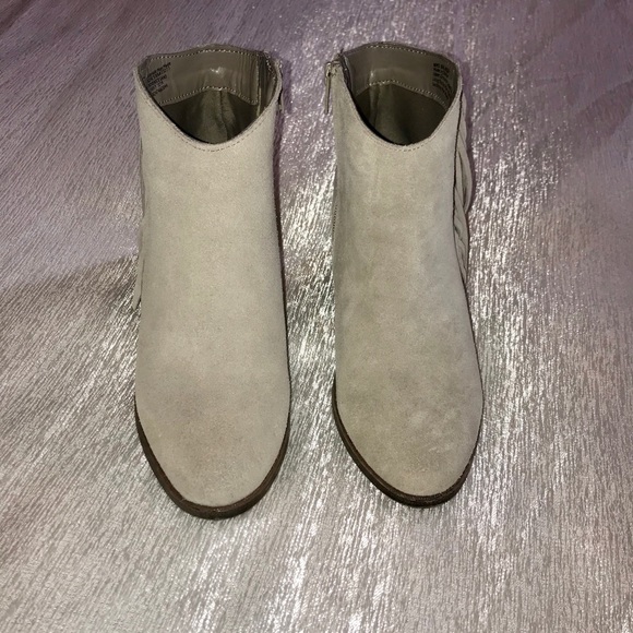 Adorable light gray/beige fringe booties - Picture 3 of 4
